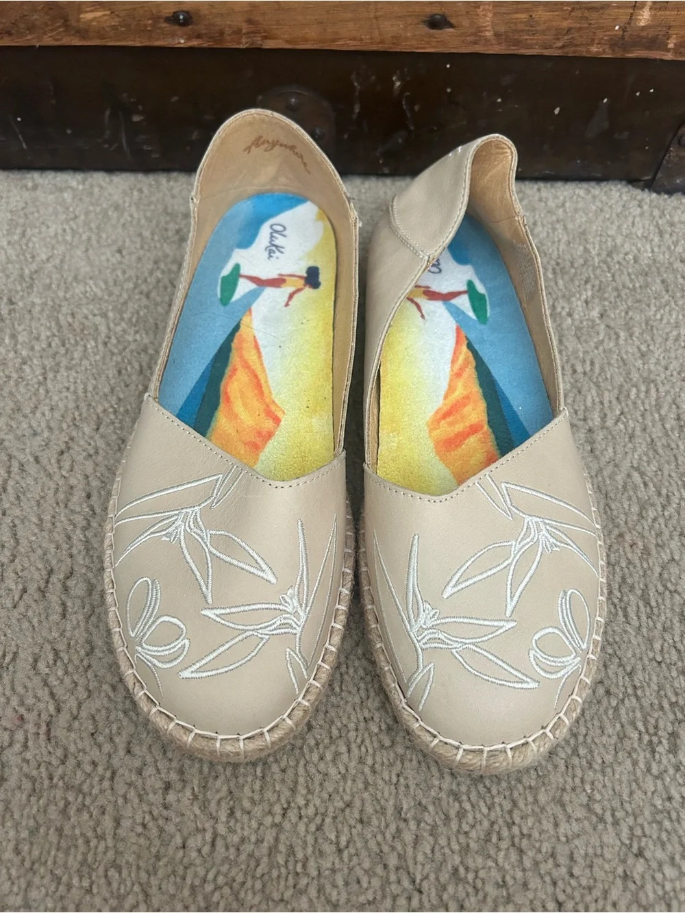 OluKai Women's Slip-On Flats Beige Floral Embroidered Rubber Sole US 10